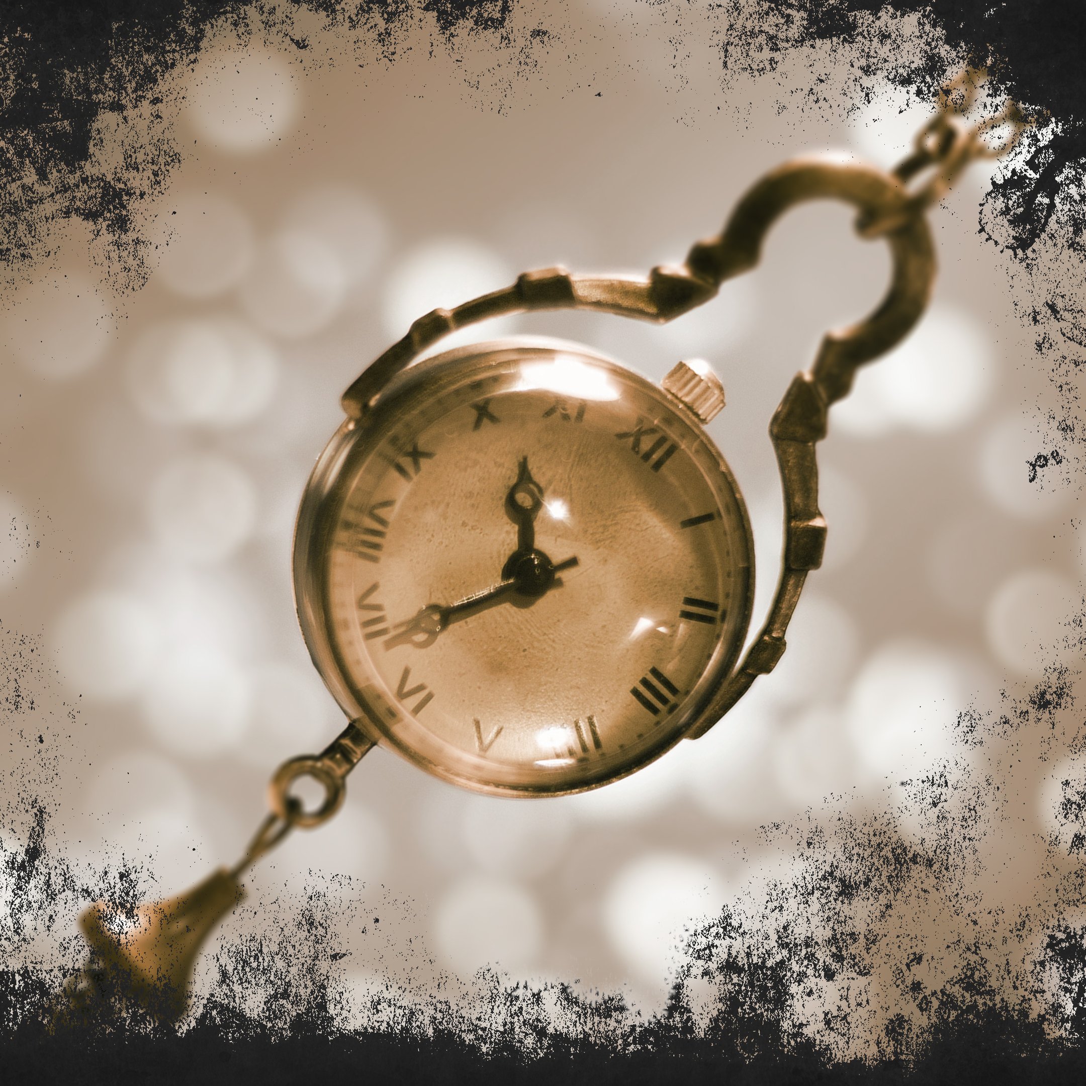 Une montre à gousset d'or entourée de poussière sombre