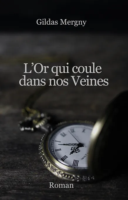 Une montre à gousset posée sur une table sombre.